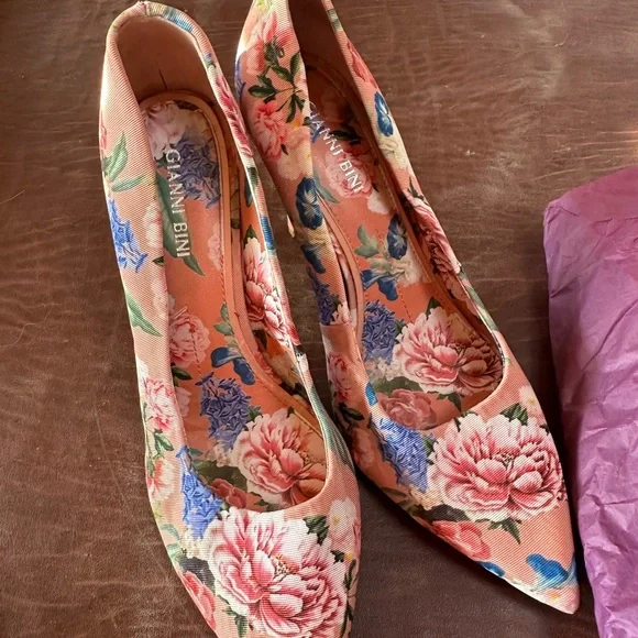 43. SALE-Authentic Gianni Bini Leather Floral High Heels - Picture 1 of 5